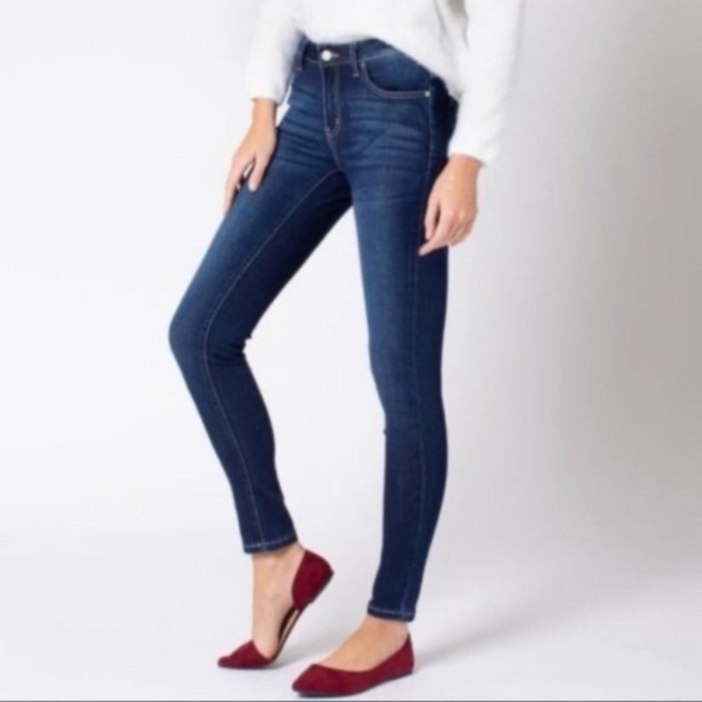 Size 7 KanCan jeans in the most beautiful dark wash color! Brand new without tag